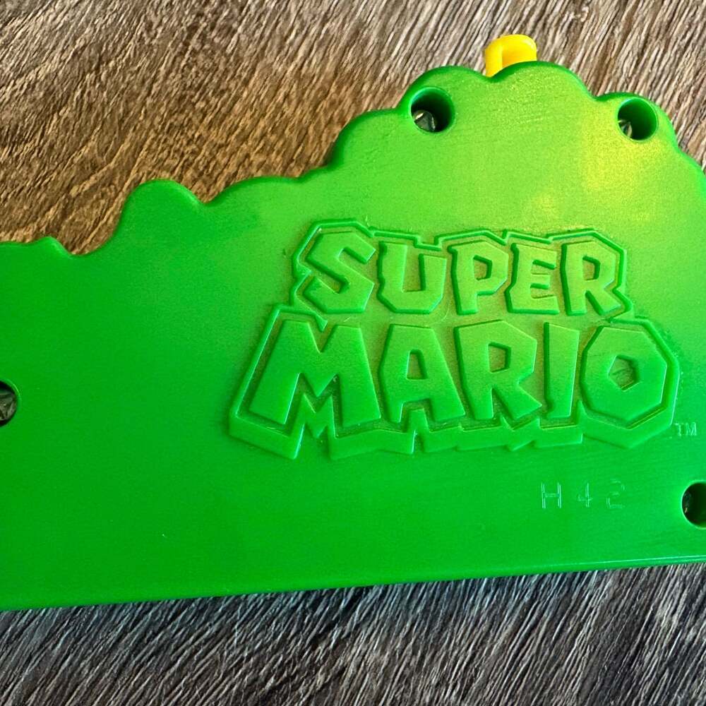 Nintendo Super Mario Bros Yoshi Spinner Game 2018 McDonald's Happy Meal Toy - Picture 2 of 4